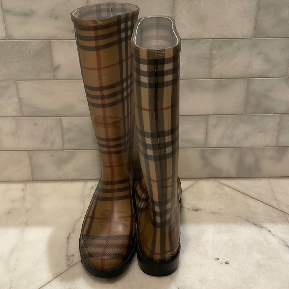 Burberry rain boots size 39/6 fits size 7.5